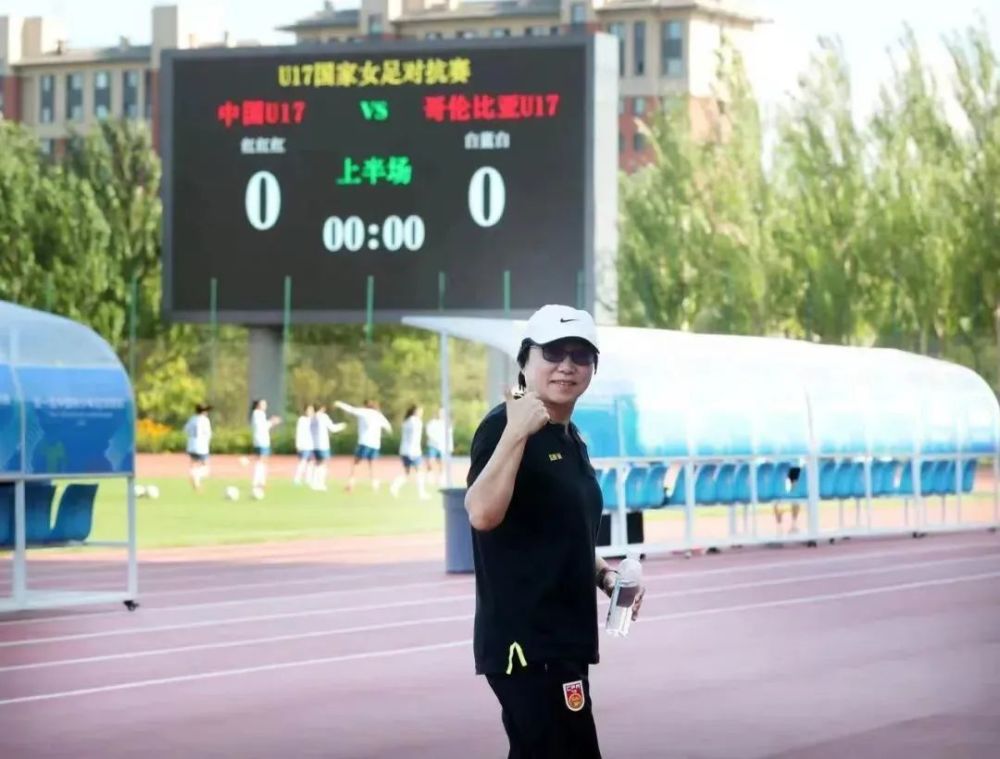 公牛队记:湖牛最终会达成一笔双方都满意的交易近日，湖人队记者JovanBuha和公牛队记者DarnellMayberry进行了一次关于拉文与湖人潜在交易情况的讨论。